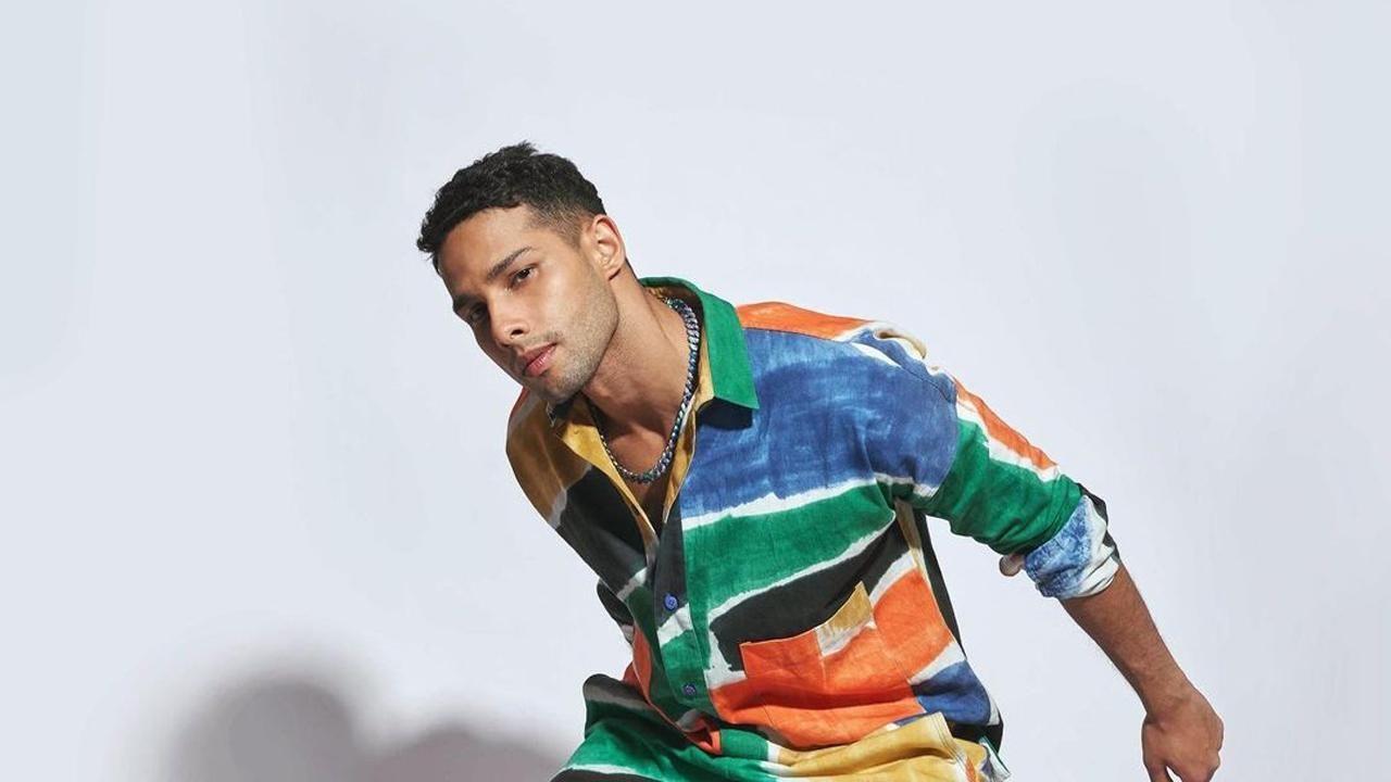 <p class="articleHeading"><span class="ng-binding">The actor is all set to impress in Gehraiyaan, an urban and complex love story that explores everything beneath the surface. <span style="color: #4400ff;"><strong><a style="color: #4400ff;" title="What can fans expect from Siddhant Chaturvedi in his upcoming film Gehraiyaan?" href="https://www.mid-day.com/entertainment/web-series/article/what-can-fans-expect-from-siddhant-chaturvedi-in-his-upcoming-film-gehraiyaan-23206325">Read the full story here</a></strong></span></span></p>